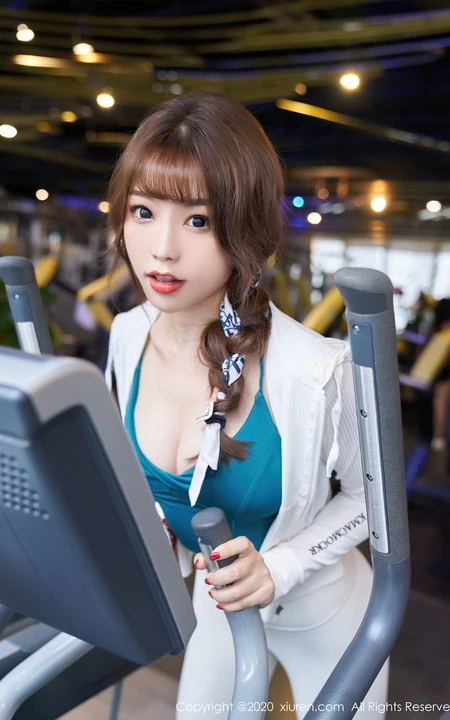 健身房里的完美线条女生芝芝Booty紧身健身衣运动裤高清气质时尚写真图集