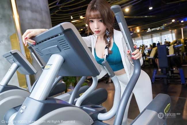 健身房里的完美线条女生芝芝Booty紧身健身衣运动裤高清气质时尚写真图集