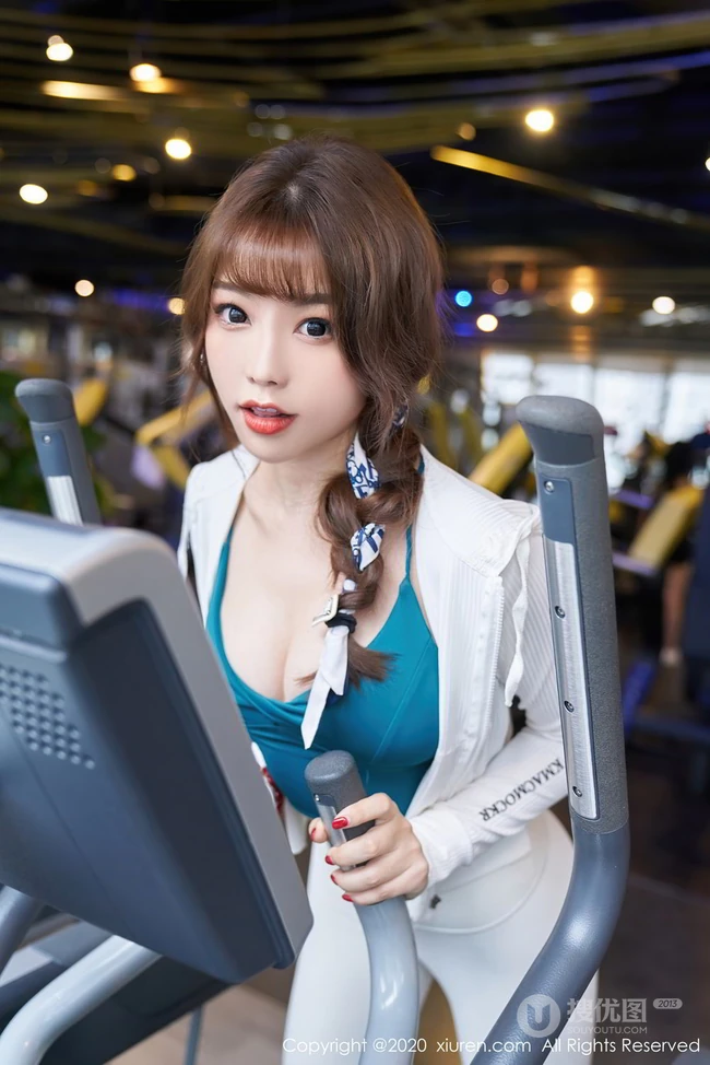 健身房里的完美线条女生芝芝Booty紧身健身衣运动裤高清气质时尚写真图集