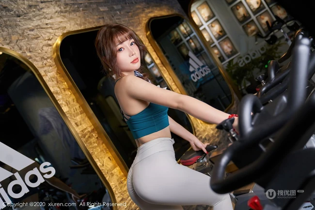 健身房里的完美线条女生芝芝Booty紧身健身衣运动裤高清气质时尚写真图集