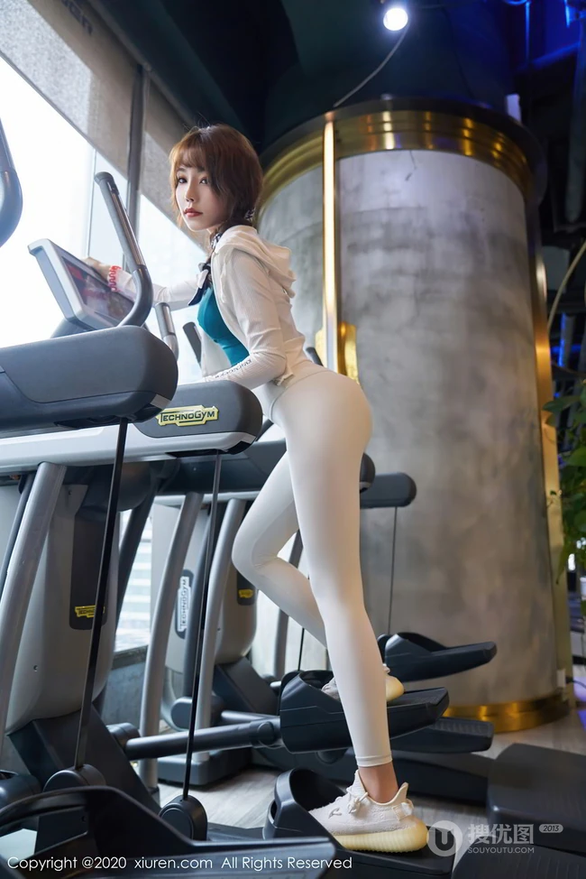 健身房里的完美线条女生芝芝Booty紧身健身衣运动裤高清气质时尚写真图集
