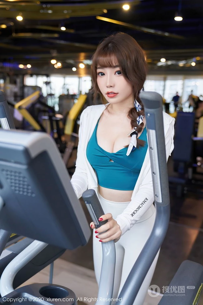 健身房里的完美线条女生芝芝Booty紧身健身衣运动裤高清气质时尚写真图集