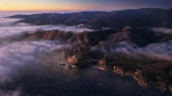 高空鸟瞰下不同天气，时间段里的湖泊，以及层层叠叠山脉壁纸图片