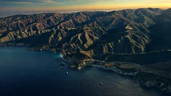 高空鸟瞰下不同天气，时间段里的湖泊，以及层层叠叠山脉壁纸图片