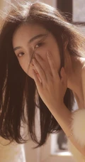 少女的温暖居家时光，漂亮浅粉少女气质妩媚露美肩锁骨室内摄影图集