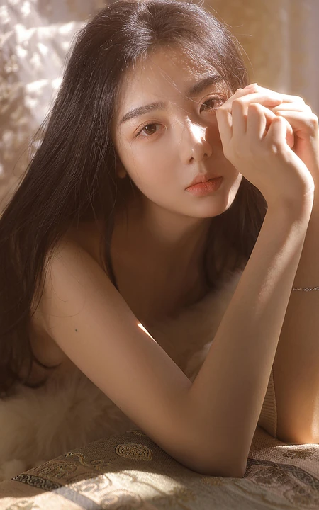 少女的温暖居家时光，漂亮浅粉少女气质妩媚露美肩锁骨室内摄影图集