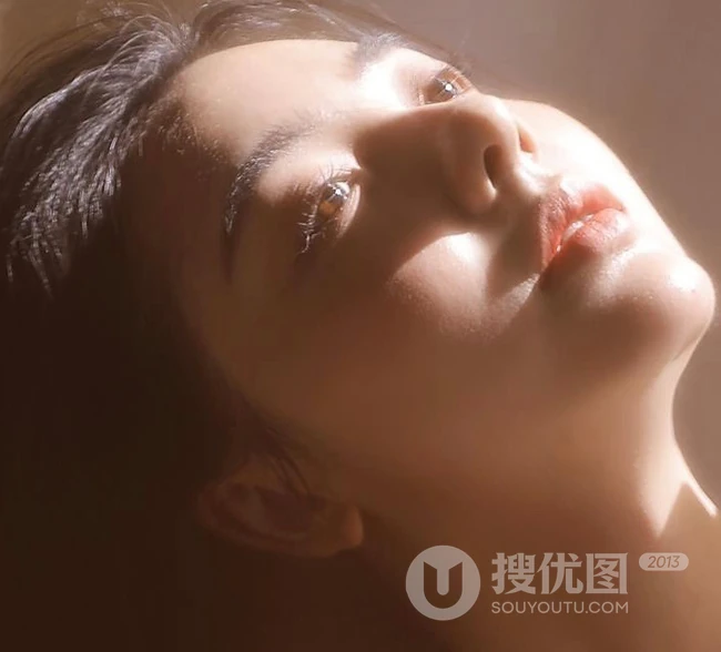 少女的温暖居家时光，漂亮浅粉少女气质妩媚露美肩锁骨室内摄影图集