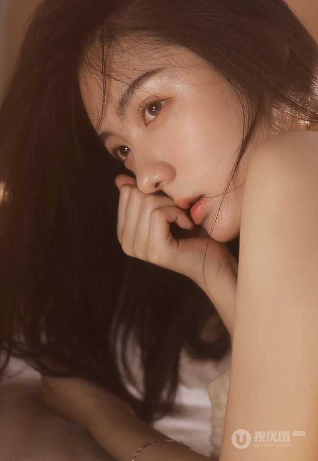 少女的温暖居家时光，漂亮浅粉少女气质妩媚露美肩锁骨室内摄影图集