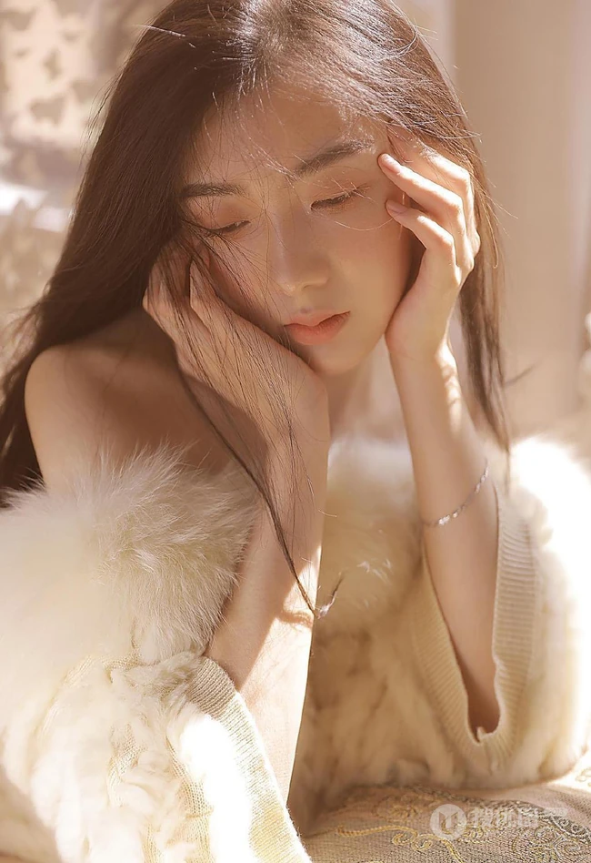 少女的温暖居家时光，漂亮浅粉少女气质妩媚露美肩锁骨室内摄影图集