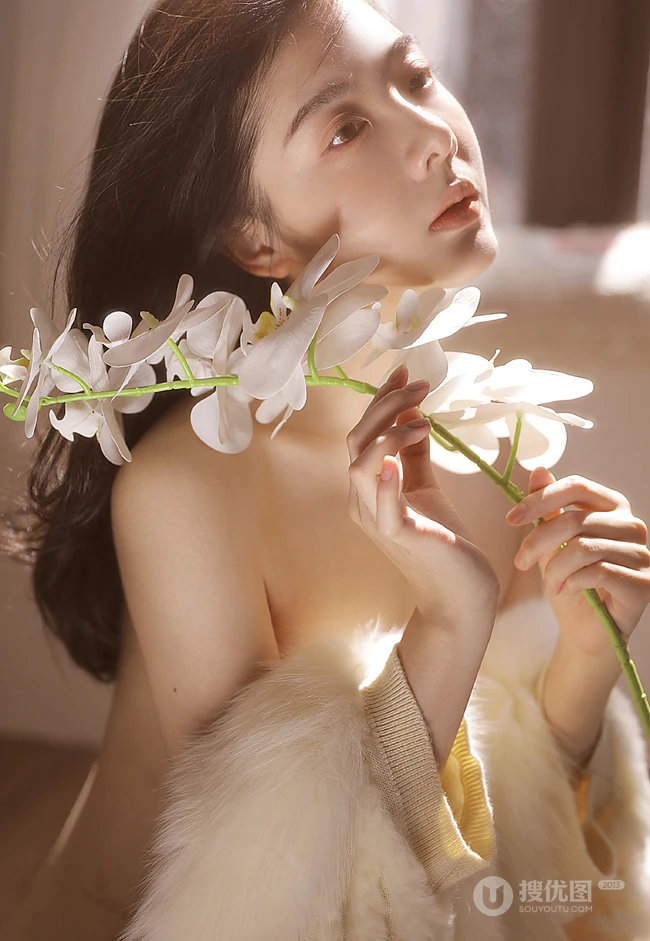 少女的温暖居家时光，漂亮浅粉少女气质妩媚露美肩锁骨室内摄影图集