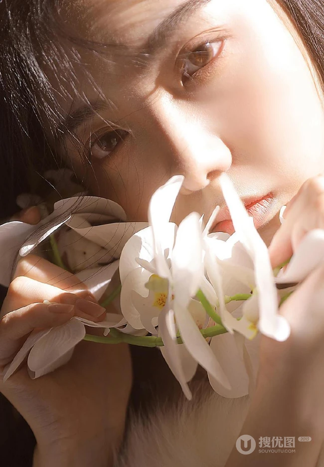 少女的温暖居家时光，漂亮浅粉少女气质妩媚露美肩锁骨室内摄影图集