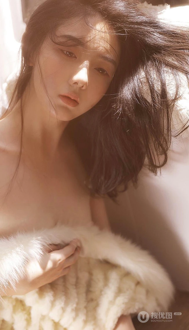 少女的温暖居家时光，漂亮浅粉少女气质妩媚露美肩锁骨室内摄影图集