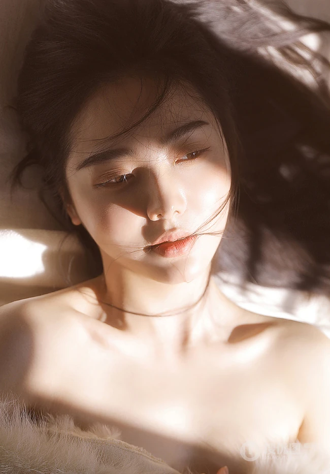少女的温暖居家时光，漂亮浅粉少女气质妩媚露美肩锁骨室内摄影图集