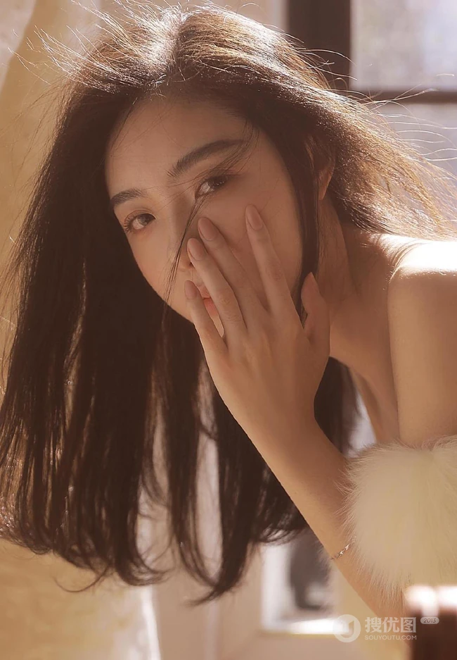 少女的温暖居家时光，漂亮浅粉少女气质妩媚露美肩锁骨室内摄影图集