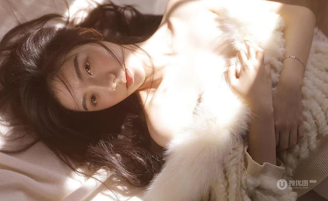 少女的温暖居家时光，漂亮浅粉少女气质妩媚露美肩锁骨室内摄影图集