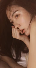 少女的温暖居家时光，漂亮浅粉少女气质妩媚露美肩锁骨室内摄影图集