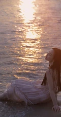 看潮汐日落，海边沙滩戏水的粉裙少女唯美摄影写真图集