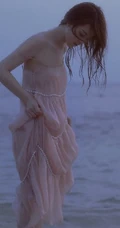 看潮汐日落，海边沙滩戏水的粉裙少女唯美摄影写真图集