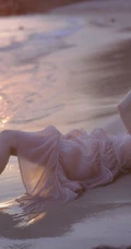 看潮汐日落，海边沙滩戏水的粉裙少女唯美摄影写真图集