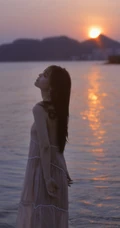 看潮汐日落，海边沙滩戏水的粉裙少女唯美摄影写真图集