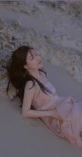 看潮汐日落，海边沙滩戏水的粉裙少女唯美摄影写真图集