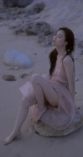 看潮汐日落，海边沙滩戏水的粉裙少女唯美摄影写真图集
