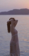 看潮汐日落，海边沙滩戏水的粉裙少女唯美摄影写真图集