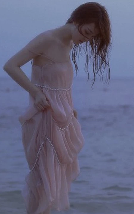 看潮汐日落，海边沙滩戏水的粉裙少女唯美摄影写真图集
