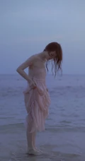 看潮汐日落，海边沙滩戏水的粉裙少女唯美摄影写真图集