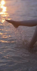 看潮汐日落，海边沙滩戏水的粉裙少女唯美摄影写真图集