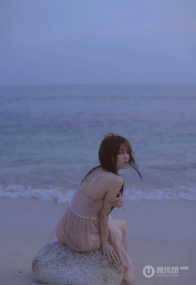 看潮汐日落，海边沙滩戏水的粉裙少女唯美摄影写真图集