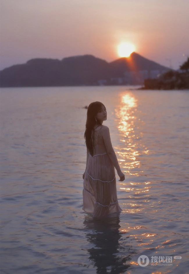看潮汐日落，海边沙滩戏水的粉裙少女唯美摄影写真图集