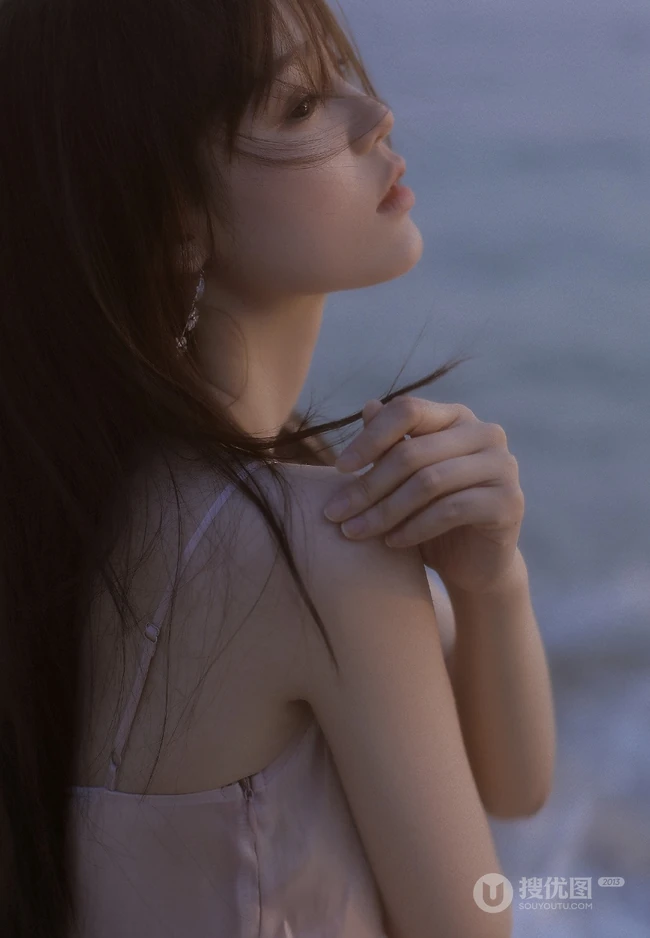 看潮汐日落，海边沙滩戏水的粉裙少女唯美摄影写真图集