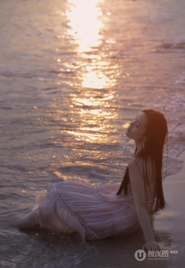 看潮汐日落，海边沙滩戏水的粉裙少女唯美摄影写真图集