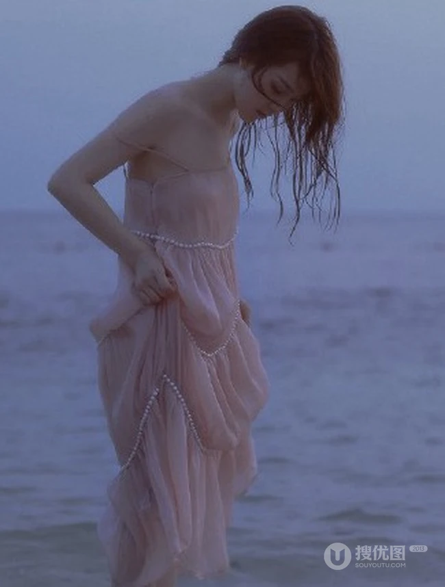 看潮汐日落，海边沙滩戏水的粉裙少女唯美摄影写真图集