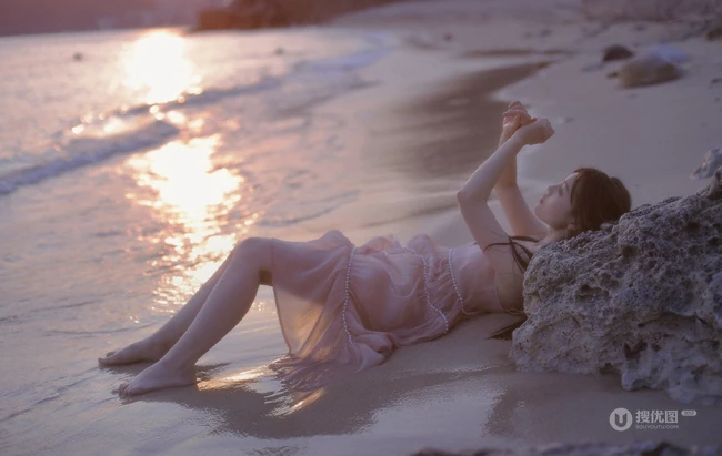 看潮汐日落，海边沙滩戏水的粉裙少女唯美摄影写真图集