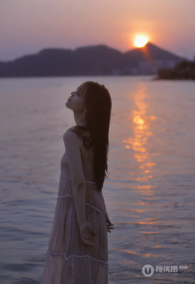 看潮汐日落，海边沙滩戏水的粉裙少女唯美摄影写真图集