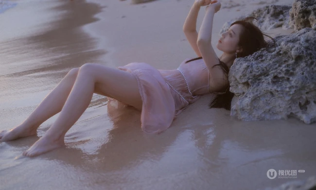 看潮汐日落，海边沙滩戏水的粉裙少女唯美摄影写真图集