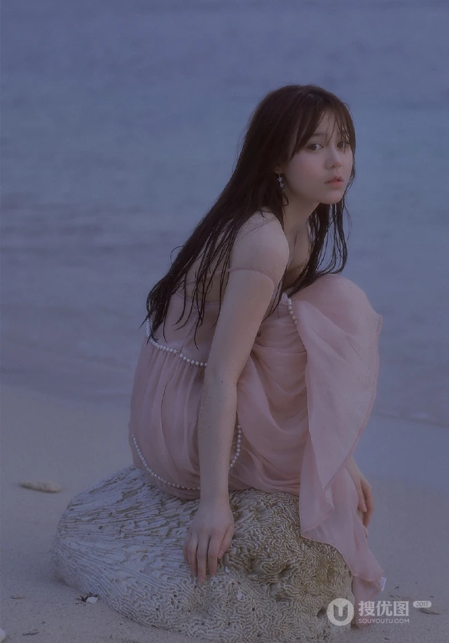 看潮汐日落，海边沙滩戏水的粉裙少女唯美摄影写真图集