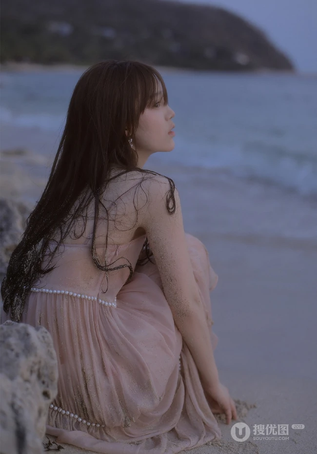 看潮汐日落，海边沙滩戏水的粉裙少女唯美摄影写真图集