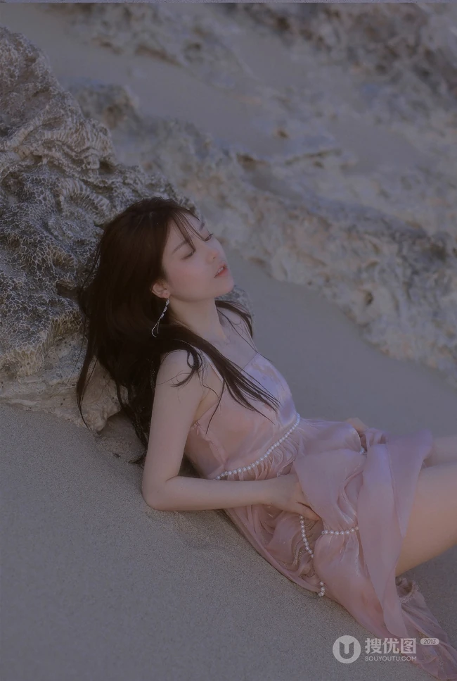 看潮汐日落，海边沙滩戏水的粉裙少女唯美摄影写真图集