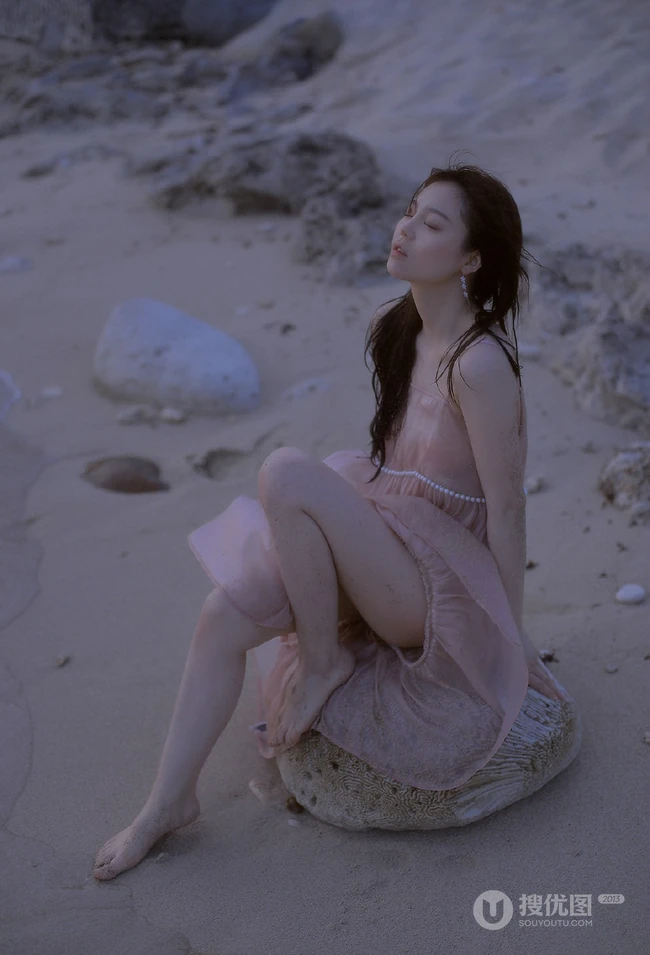 看潮汐日落，海边沙滩戏水的粉裙少女唯美摄影写真图集