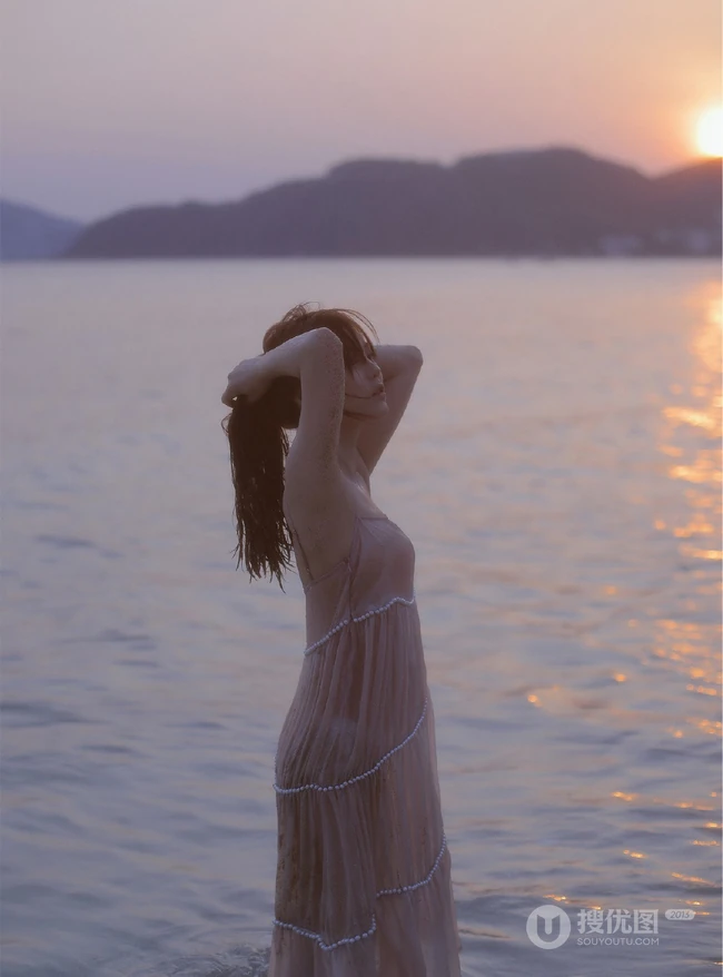 看潮汐日落，海边沙滩戏水的粉裙少女唯美摄影写真图集