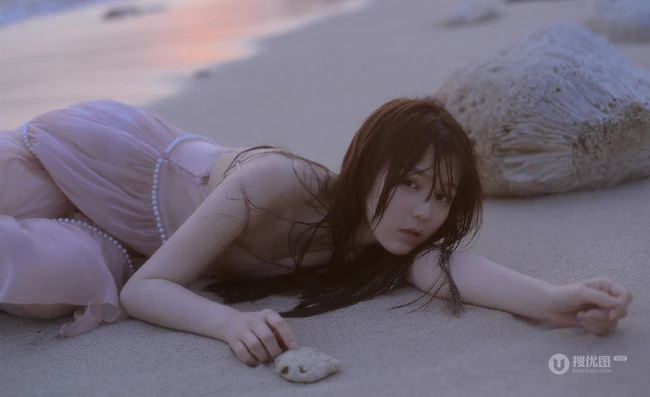 看潮汐日落，海边沙滩戏水的粉裙少女唯美摄影写真图集
