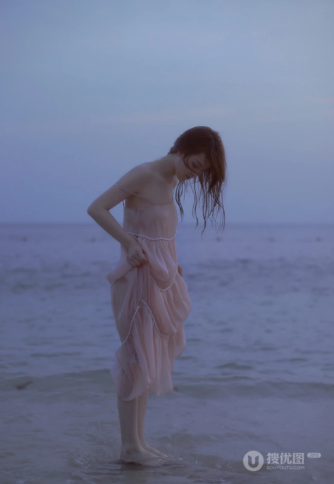 看潮汐日落，海边沙滩戏水的粉裙少女唯美摄影写真图集