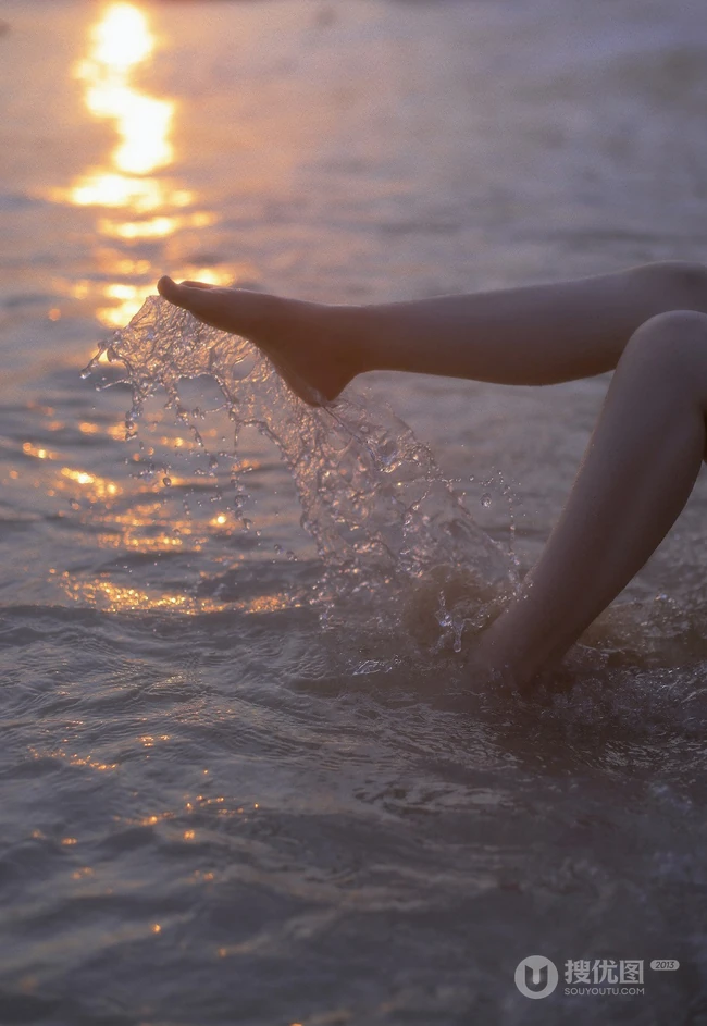 看潮汐日落，海边沙滩戏水的粉裙少女唯美摄影写真图集