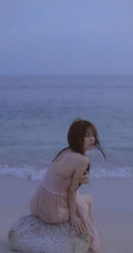 看潮汐日落，海边沙滩戏水的粉裙少女唯美摄影写真图集