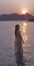 看潮汐日落，海边沙滩戏水的粉裙少女唯美摄影写真图集