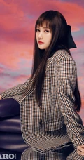 李一桐MadameFigaro中文版杂志写真照，多套冬装服饰诠释时尚女人魅力