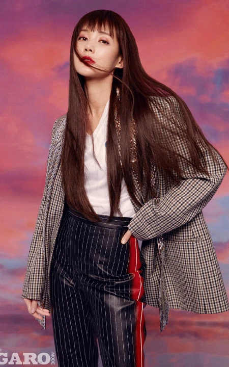 李一桐MadameFigaro中文版杂志写真照，多套冬装服饰诠释时尚女人魅力